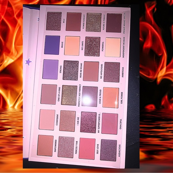 24 eye shadow palette - Picture 3 of 3